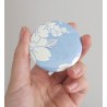 Miroir de poche en papier japonais fleur blanche fond bleu