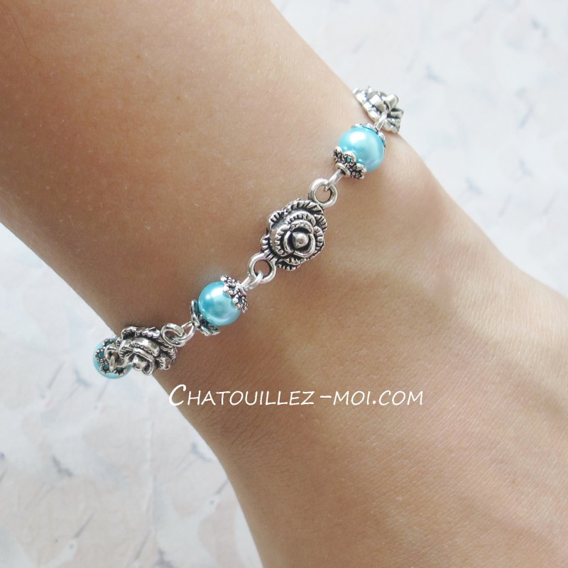 Bracelet chat argenté et perle bleue