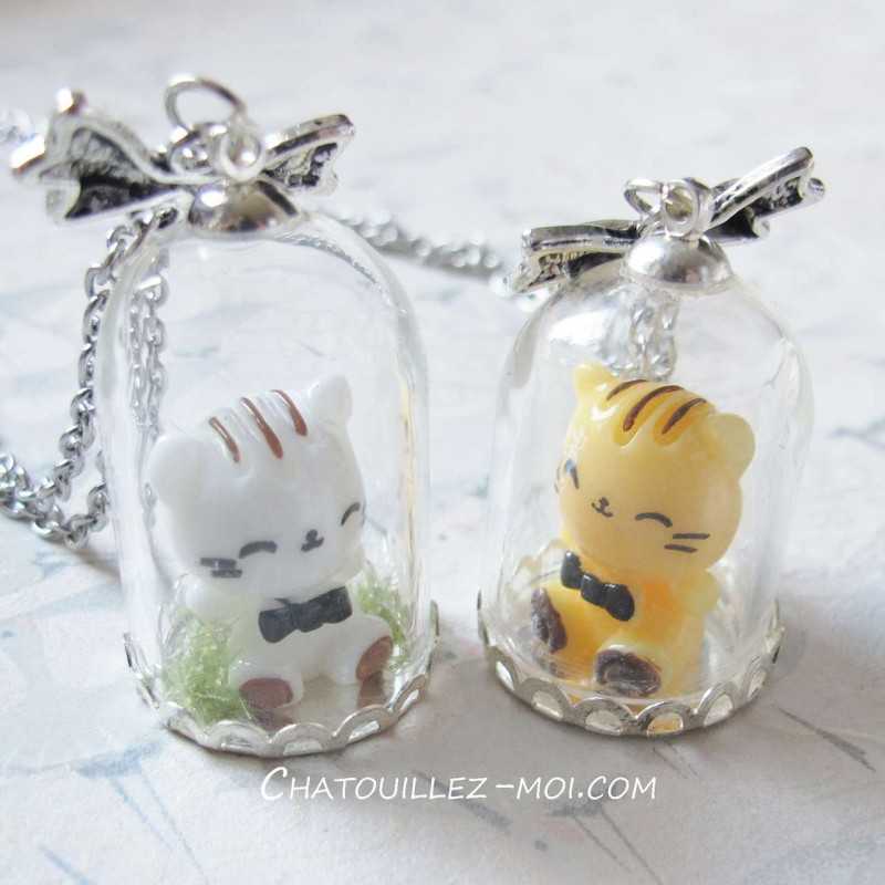 Collier Globe en Verre avec Chat Kawaii Blanc – Un Monde Féérique à Porter