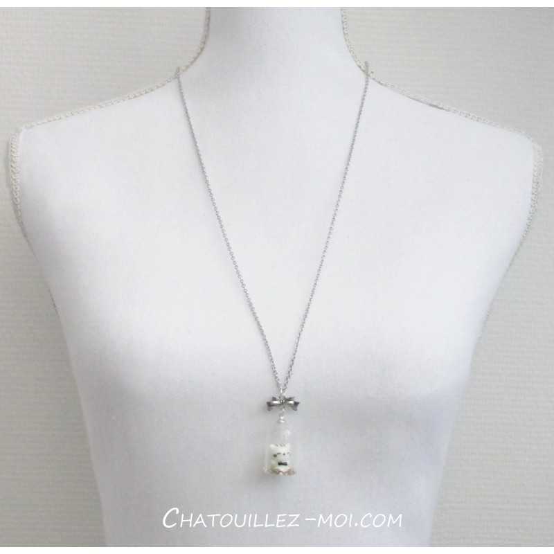 Collier Globe en Verre avec Chat Kawaii Blanc – Un Monde Féérique à Porter