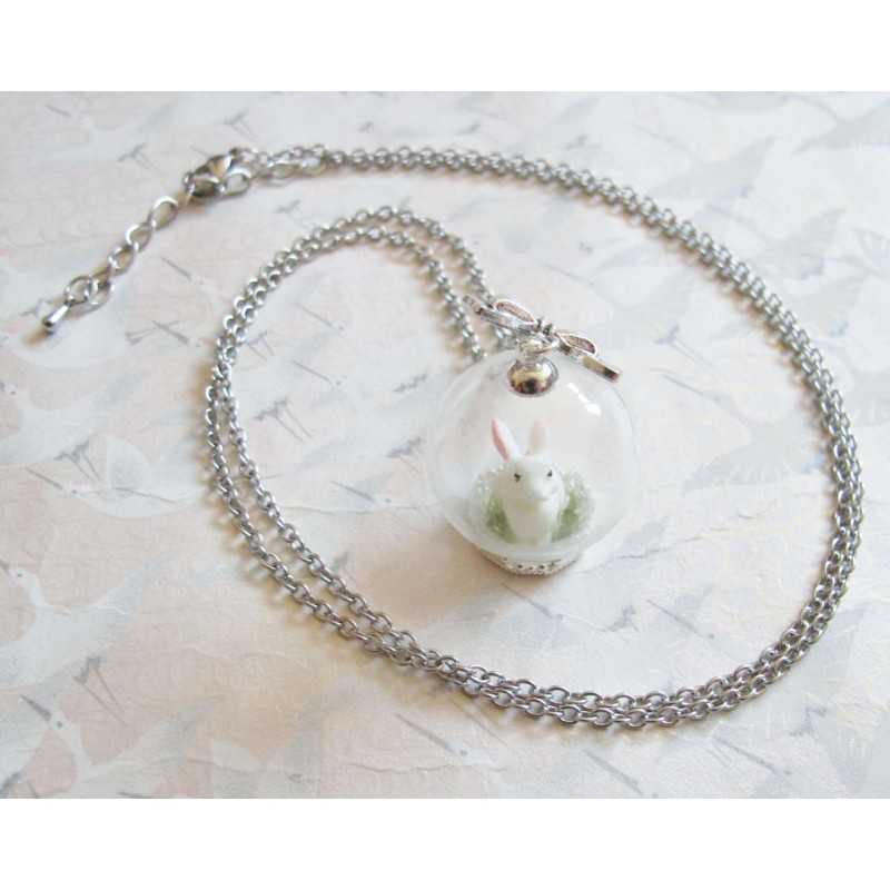 Collier Globe en Verre – Monde Féérique avec Lapin Blanc