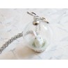Collier Globe en Verre – Monde Féérique avec Lapin Blanc