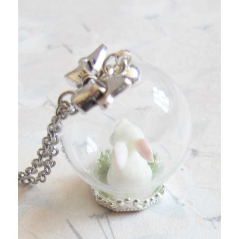Collier Globe en Verre – Monde Féérique avec Lapin Blanc