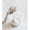 Collier Globe en Verre – Monde Féérique avec Lapin Blanc