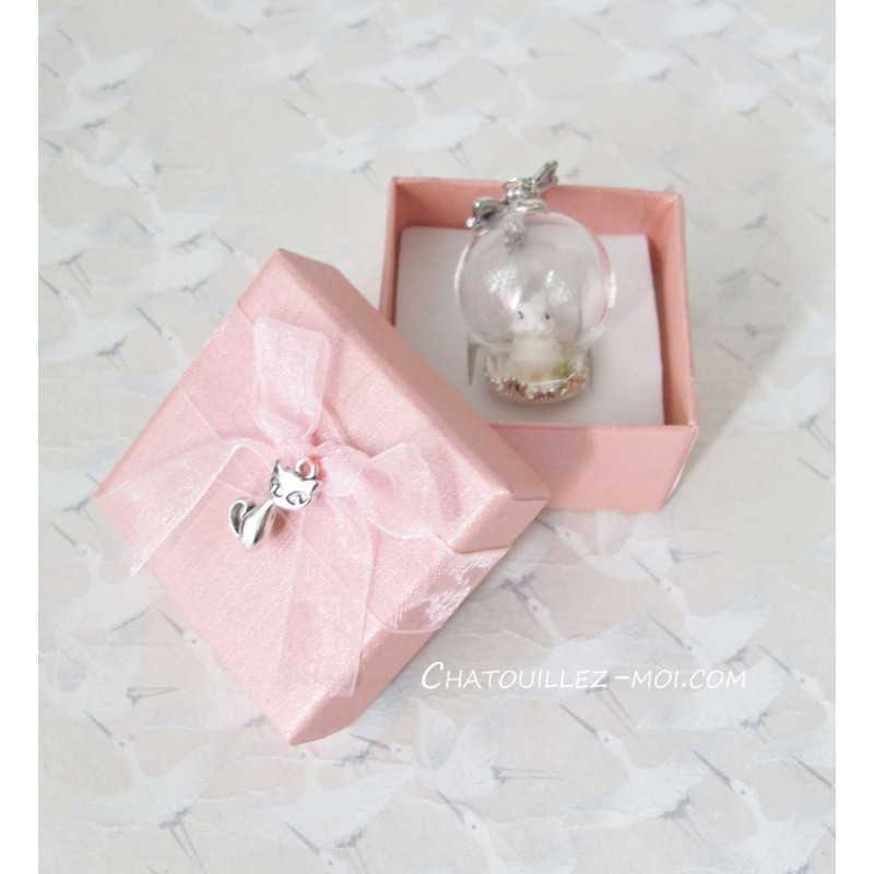 Collier Globe en Verre – Monde Féérique avec Lapin Blanc