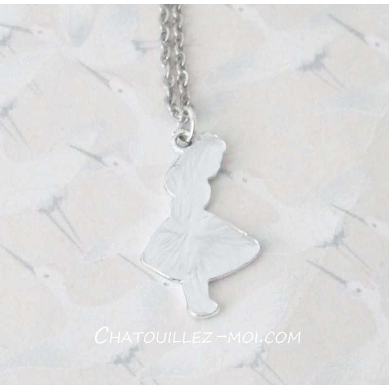Collier Alice aux Pays des Merveilles – Robe Rose & Chaîne Acier Inoxydable