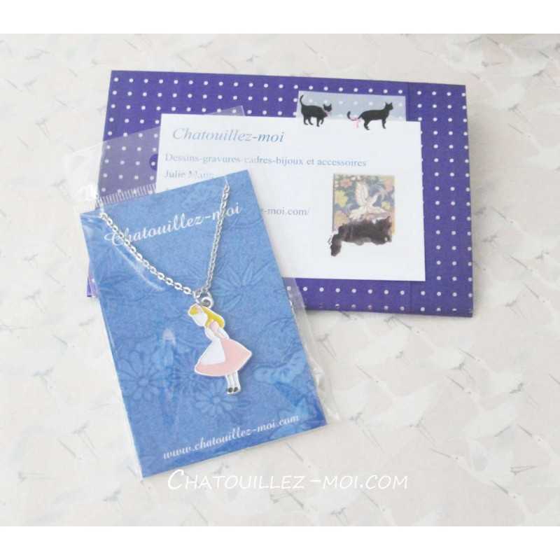 Collier Alice aux Pays des Merveilles – Robe Rose & Chaîne Acier Inoxydable