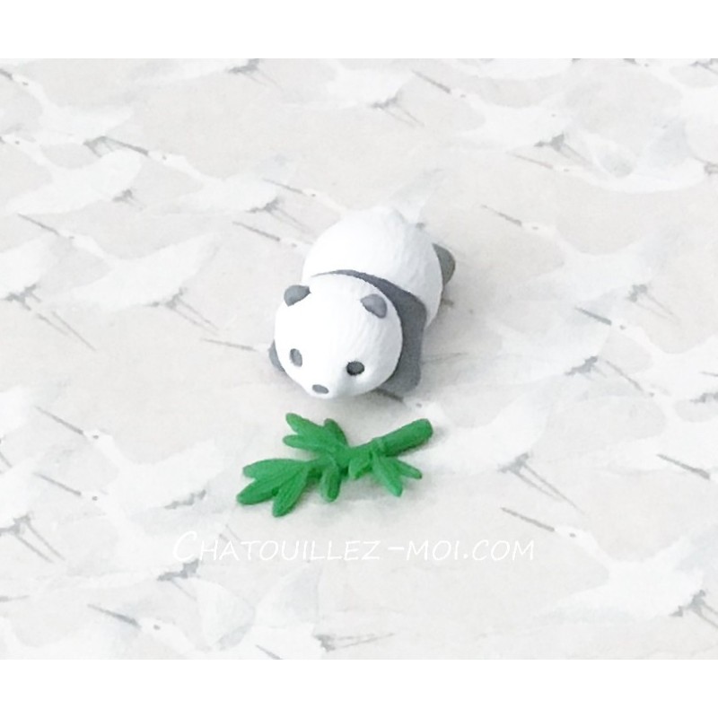 Gomme panda gris et sa feuille de bambou