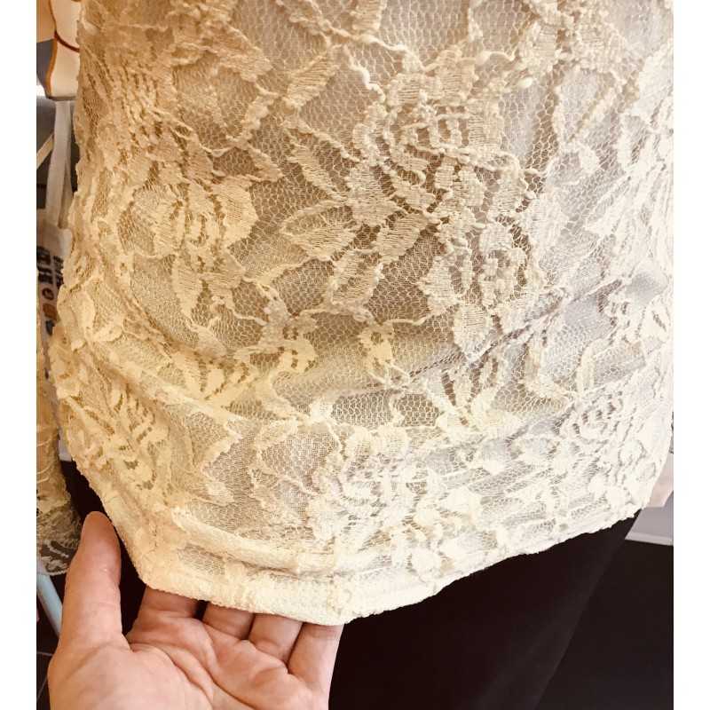 Top en dentelle ivoire brodé de perles nacrées et dorée