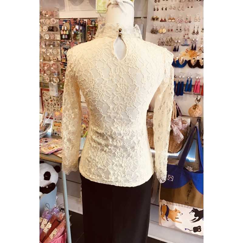 Top en dentelle ivoire brodé de perles nacrées et dorée