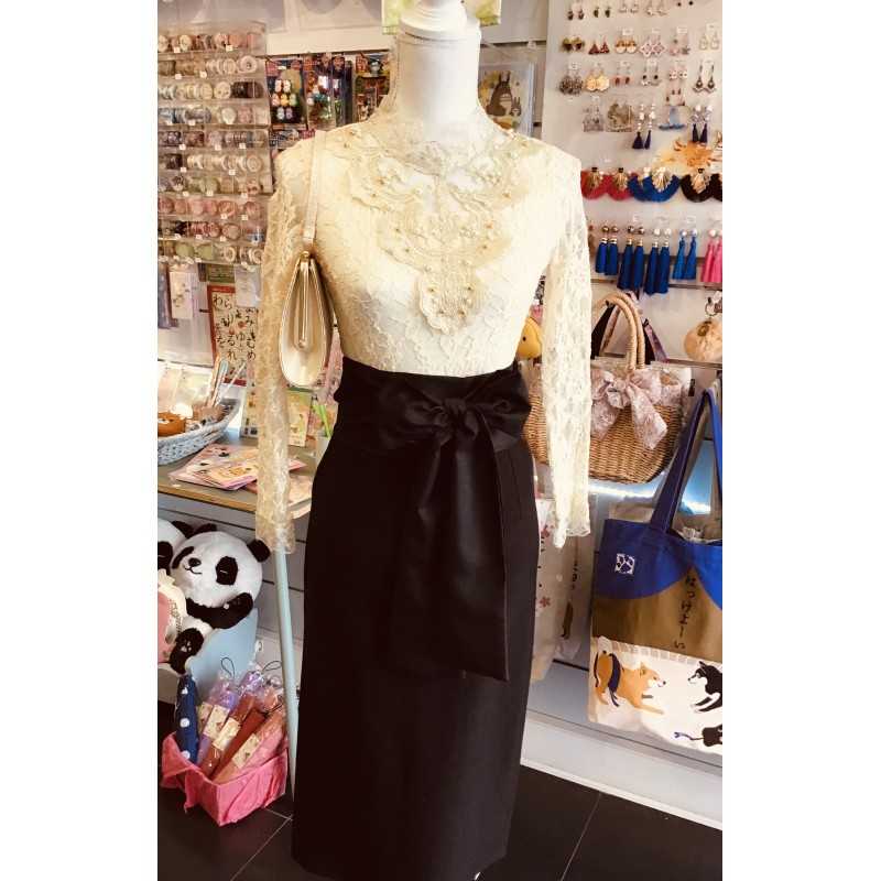 Top en dentelle ivoire brodé de perles nacrées et dorée