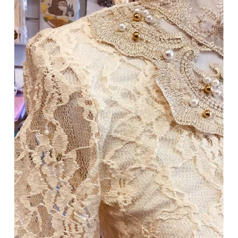 Top en dentelle ivoire brodé de perles nacrées et dorée
