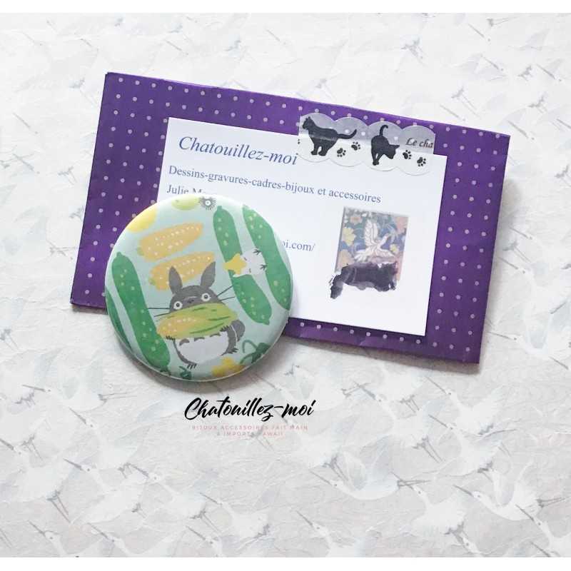 Badge Totoro qui mange du maïs – Mon voisin Totoro