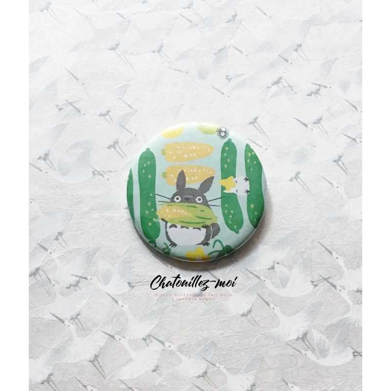 Badge Totoro qui mange du maïs – Mon voisin Totoro