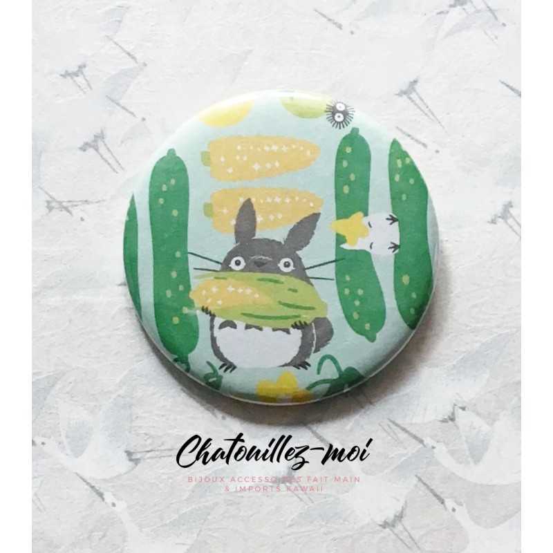Badge Totoro qui mange du maïs – Mon voisin Totoro