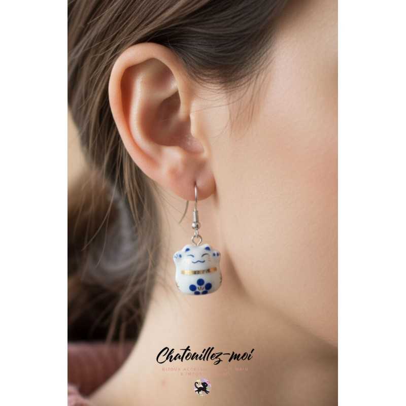 🐱 Boucles d’Oreilles Maneki Neko Bleu et Blanc – Porte-Bonheur Japonais en Céramique