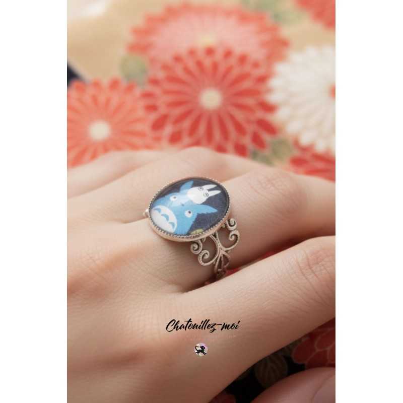 Bague Totoro bleu et blanc – Bague Totoro réglable – Bijou artisanal