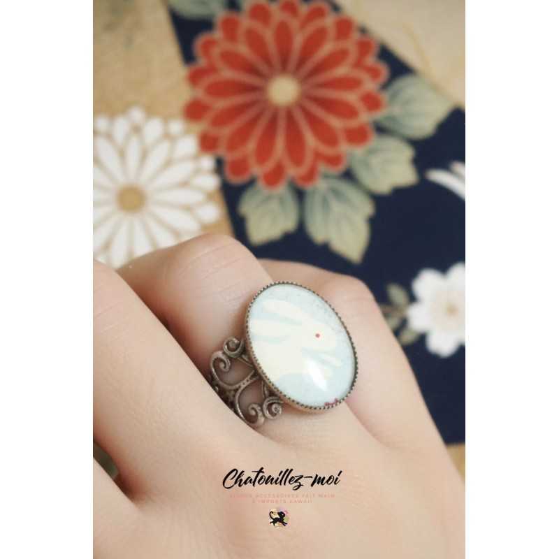 Bague lapin blanc sur fond bleu 🐇