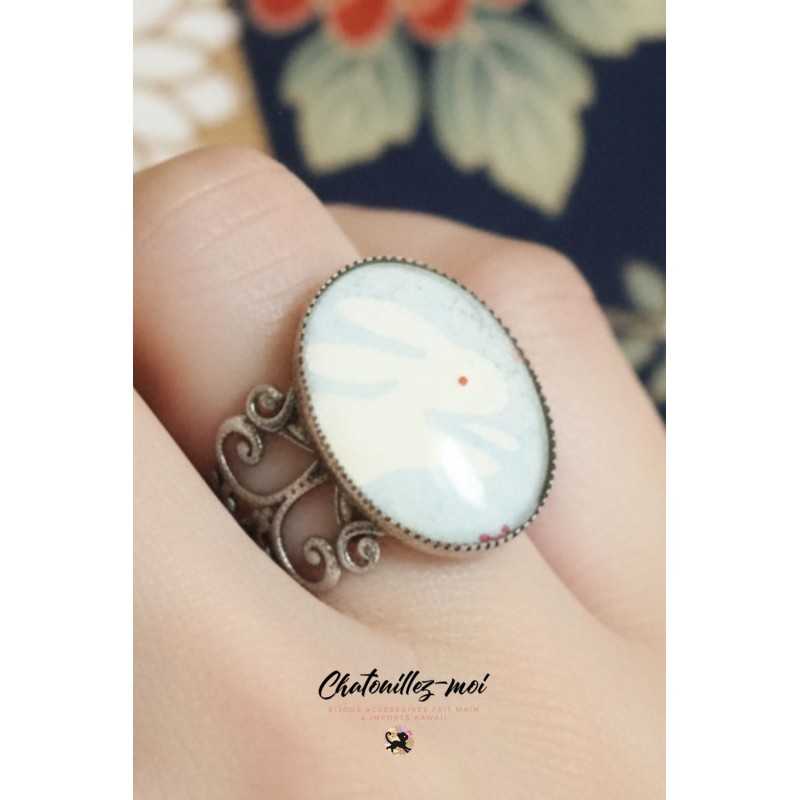 Bague lapin blanc sur fond bleu 🐇