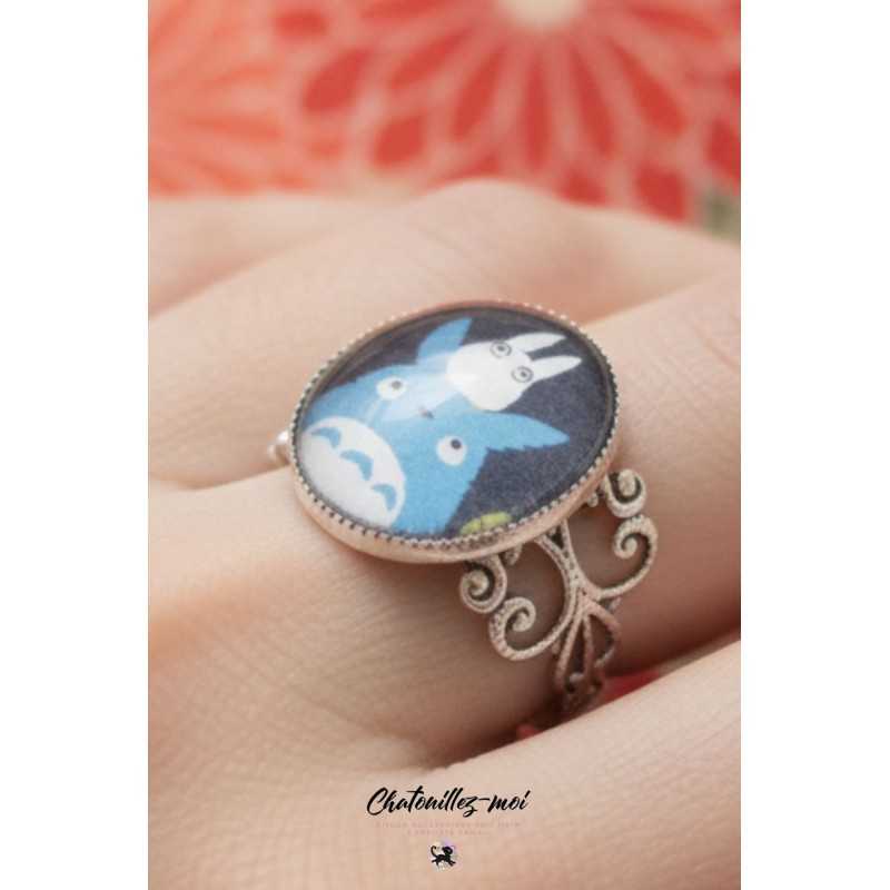 Bague Totoro bleu et blanc – Bague Totoro réglable – Bijou artisanal