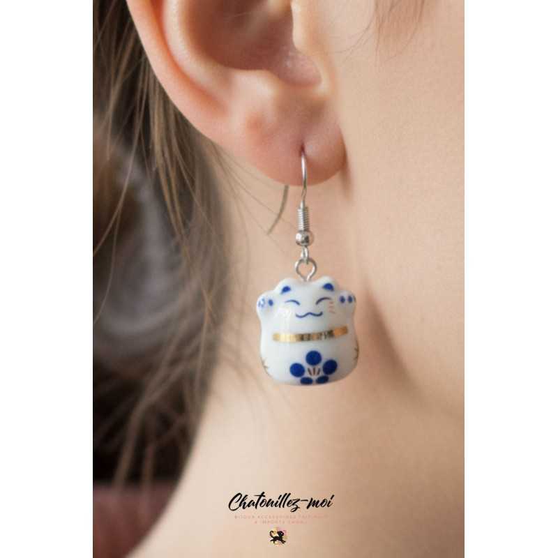 🐱 Boucles d’Oreilles Maneki Neko Bleu et Blanc – Porte-Bonheur Japonais en Céramique