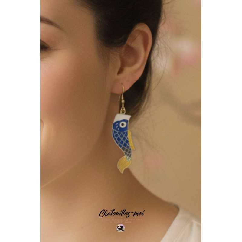 Boucles d’oreilles carpe koi bleu – Bijou artisanal inspiré du Japon