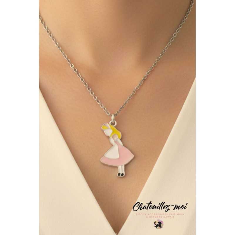 Collier Alice aux Pays des Merveilles – Robe Rose & Chaîne Acier Inoxydable