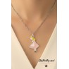 Collier Alice aux Pays des Merveilles – Robe Rose & Chaîne Acier Inoxydable