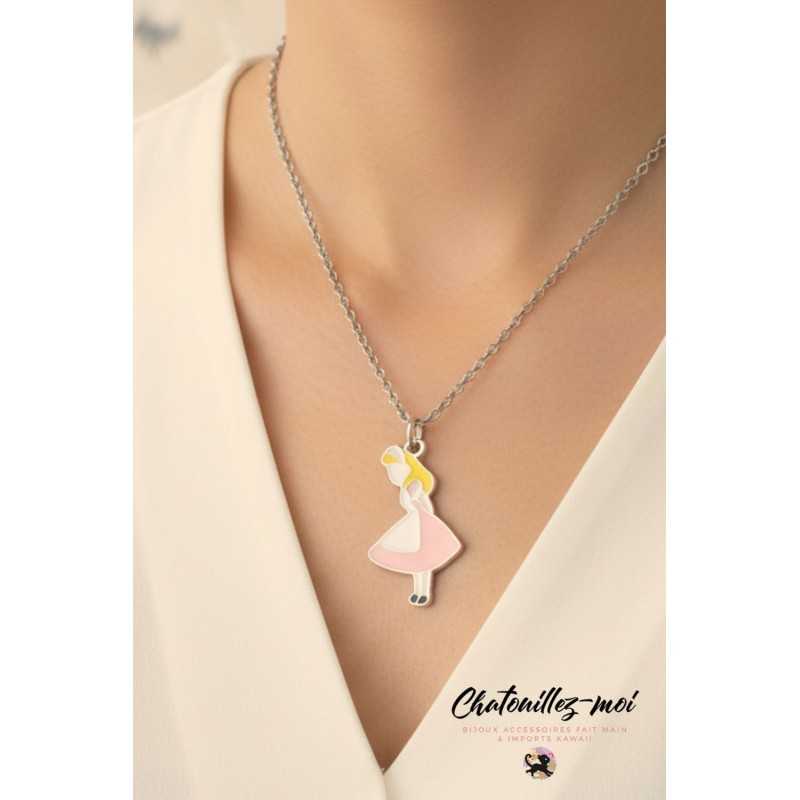 Collier Alice aux Pays des Merveilles – Robe Rose & Chaîne Acier Inoxydable