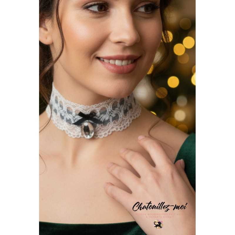 Tour de Cou Dentelle Blanche et Ruban Satin Noir – Médaillon Chat