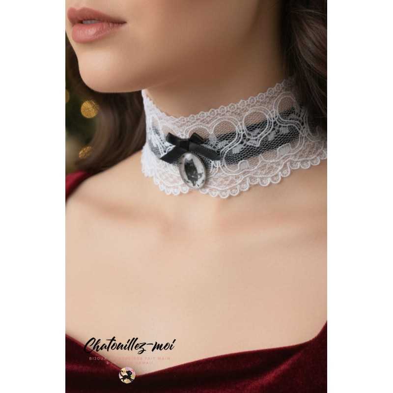 Tour de Cou Dentelle Blanche et Ruban Satin Noir – Médaillon Chat