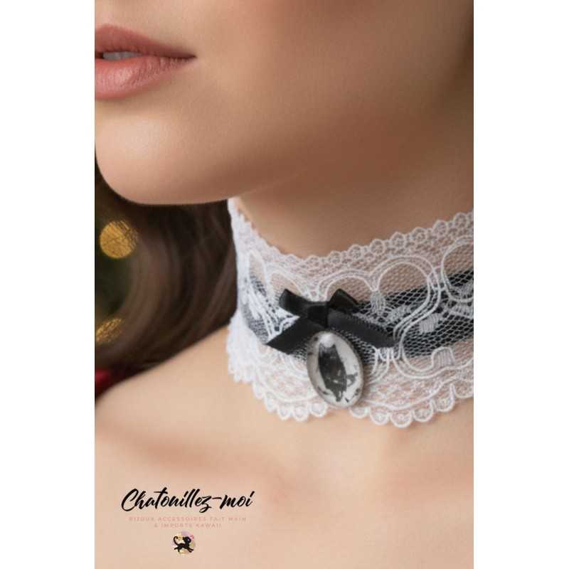 Tour de Cou Dentelle Blanche et Ruban Satin Noir – Médaillon Chat