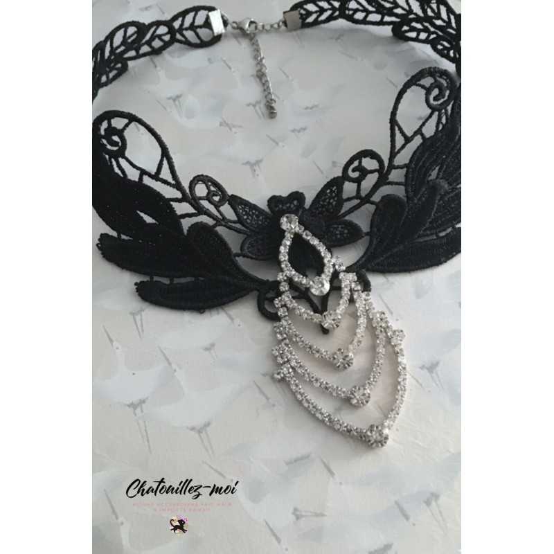 Collier ras de cou en dentelle noire et strass argenté
