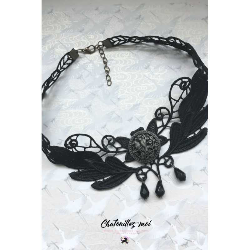 Collier ras de cou dentelle noire avec ornement oiseaux bronze