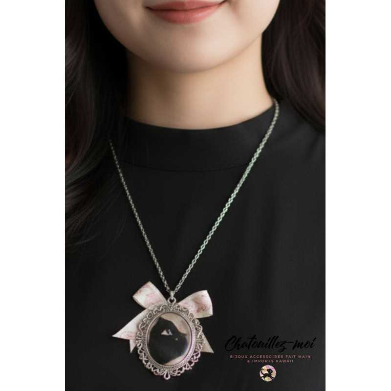 Collier Médaillon Chat Noir – Cabochon Argenté & Nœud Rose