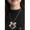 Collier Médaillon Chat Noir – Cabochon Argenté & Nœud Rose