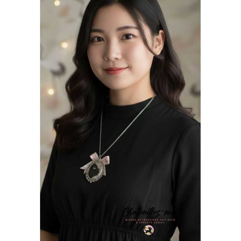 Collier Médaillon Chat Noir – Cabochon Argenté & Nœud Rose