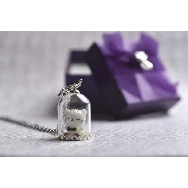 Collier Globe en Verre avec Chat Kawaii Blanc – Un Monde Féérique à Porter