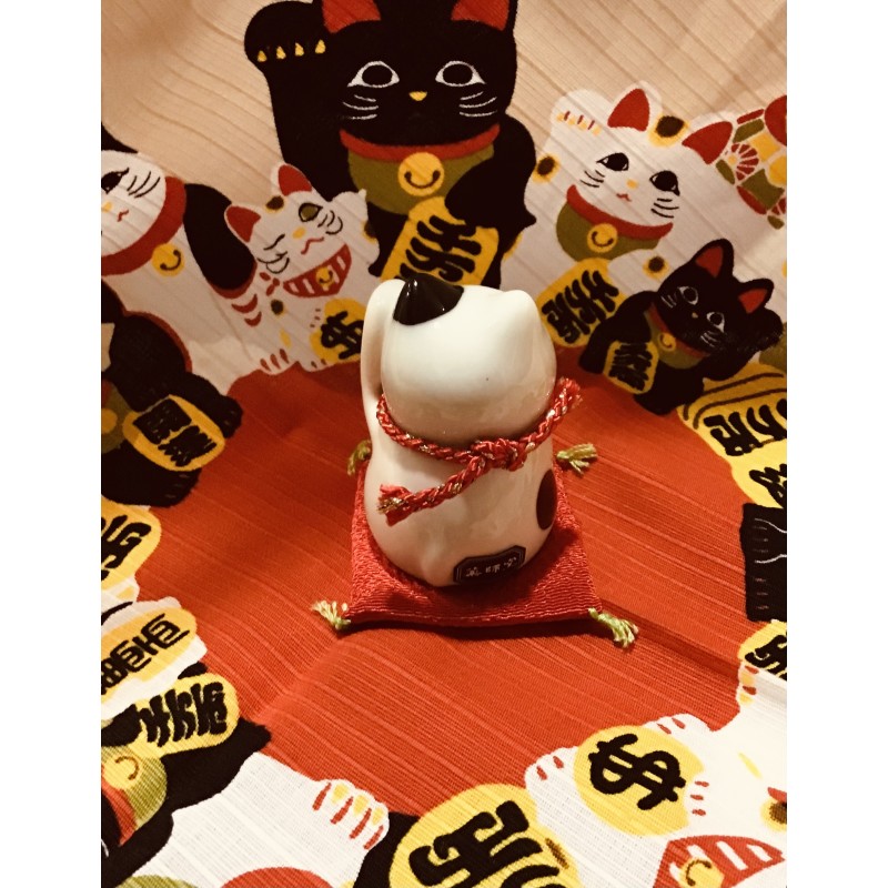Maneki neko, chat et oreille noire porte-bonheur